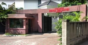 The entrance to Town house nuansa swadharma 4 bedrooms home in south jakarta permata hijau area